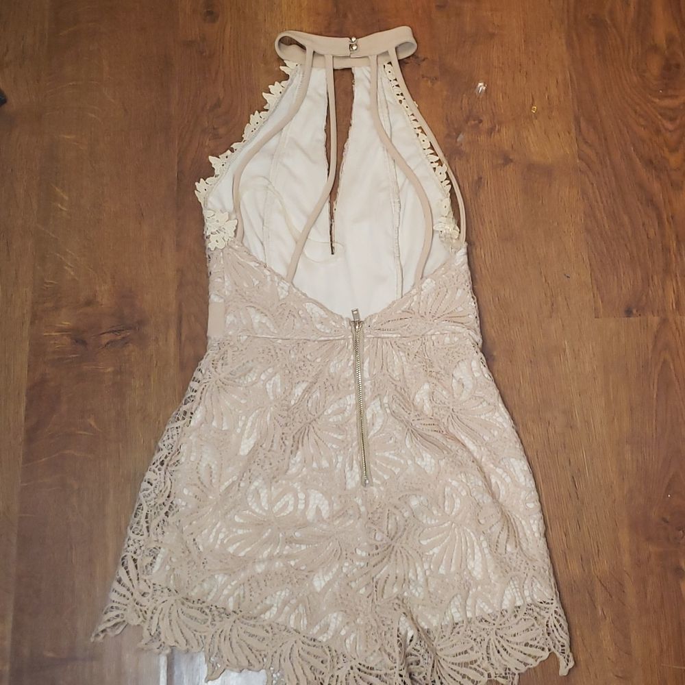 Lace Romper with Keyhole Low Back. - Picture 5 of 6